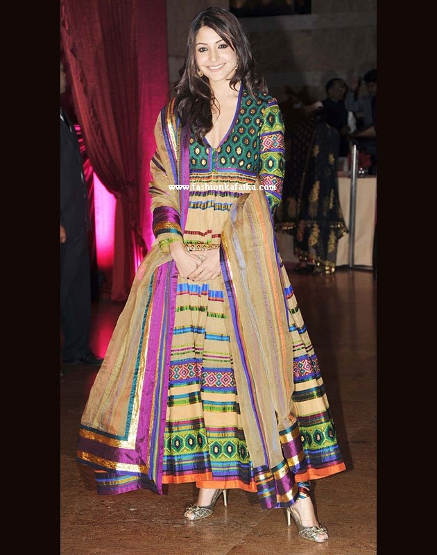 Anushka sharma flaunts her baby bump in maxi dress! | Fashionworldhub